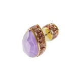 Caravana de botón con cristal con talla de pera color lila, engarzado en metal dorado con cristales color champagne.