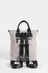 Mochila porta laptop negra de nylon, estilo urbano, con asas superiores para llevar en la mano, bolsillos frontales con cierre y etiqueta con logo impreso.