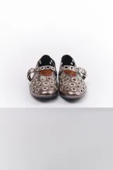 Ballerinas negras de cuero sintético con correa sobre el empeine y hebilla metálica. Diseño con múltiples ojalillos metálicos.