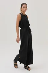 Pantalón de pierna ancha confeccionado en lino, con cintura elástica, tiras regulables y abertura en el bajo.