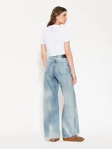 Pantalón de jean celeste de pierna ancha, tiro medio y corte holgado.