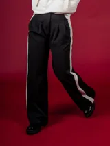 Pantalón negro de vestir con raya lateral blanca, corte palazzo y tiro alto.