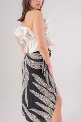 Falda larga con estampado abstracto en blanco y negro, tajo lateral y cierre invisible.