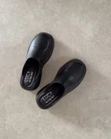 Zuecos negros con plataforma y suela track, marca Lucy in the Sky.