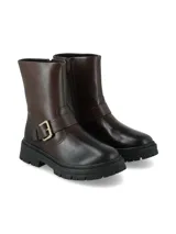 Bota corta de cuero color chocolate con acabado oscurecido, suela track dentada y hebilla metálica lateral decorativa. Cuenta con cierre lateral interno para facilitar el calce.