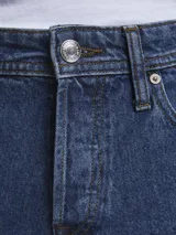 Jean azul de tiro medio y corte tapered. Diseño clásico de cinco bolsillos y cierre con botón.