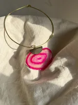 Gargantilla dorada con dije de ágata rosa y dije metálico plateado en forma de media luna.