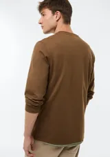Remera marrón de manga larga, cuello redondo y diseño liso básico.