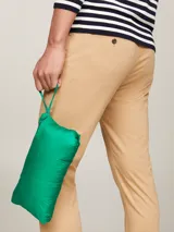 Chaleco verde acolchado con cierre de cremallera, cuello alto y logo de Tommy Hilfiger bordado en el pecho.