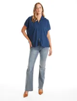 Cardigan de punto azul, con cierre frontal metálico completo, cuello con solapa y mangas cortas de sisa caída. Presenta un corte recto y holgado.