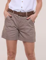 Short de denim azul con bolsillos frontales aplicados, pretina con pasadores, cierre y botón. Incluye un cinturón trenzado de cuero marrón.