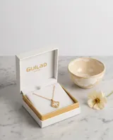 Collar de acero con baño de oro, diseño de dije en forma de flor con incrustaciones de nácar y circonias.