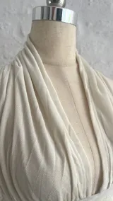 Top blanco con escote halter y espalda descubierta.