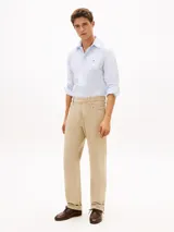 Camisa de manga larga de Tommy Hilfiger confeccionada en popelín de algodón con tecnología flex, con diseño de rayas clásicas en celeste y blanco, corte clásico, cuello con botones y el logo bordado en el pecho.