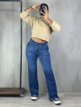 Pantalón de jean azul de corte wide leg, con cintura alta y terminación desflecada en el ruedo.