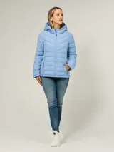 Campera puffer ligera de color celeste, con capucha y cordones ajustables, cuello alto, cierre frontal de cremallera y bolsillos laterales con cierre. Diseño acolchado con costuras horizontales y en V en el pecho.