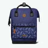 Mochila Cabaia Adventurer Dusseldorf color violeta con detalles en negro. Tiene sistema MOLLE, compartimento acolchado para tablet o PC, correa para sujetar a la maleta y tirantes acolchados antitranspirantes.