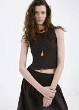Falda midi color marrón oscuro con cintura elástica fruncida y silueta evasé.