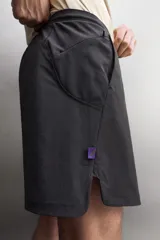 Pantalón corto deportivo de Zara Athleticz confeccionado en tejido técnico ligero y elástico de color negro. Cuenta con cintura elástica ajustable con cordón, bolsillos frontales y aberturas laterales en el bajo.