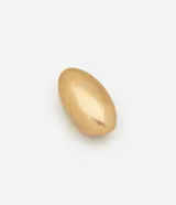 Maxi anillo de diseño minimalista con forma ovalada y acabado en tono dorado mate. Cuenta con una abertura interna ajustable para mayor comodidad.