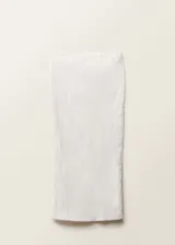 Falda larga de corte recto y tiro medio, confeccionada en tejido de tul con efecto arrugado. Cuenta con cintura elástica y diseño multiposición que permite usarla también como vestido.