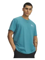 Remera Under Armour de manga corta color turquesa, de corte holgado y cuello redondo acanalado. Cuenta con un pequeño logo bordado en el pecho.