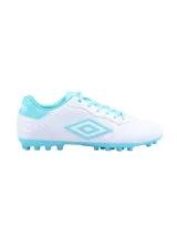 Championes de fútbol Umbro Touch AT para hombre, color blanco con detalles en celeste. Tienen tapones moldeados en la suela, ideales para césped firme.