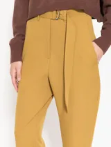 Pantalón negro de vestir con corte recto, tiro alto y cinturón con hebilla metálica. Presenta bolsillos laterales y traseros.