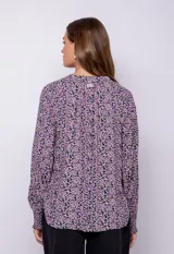 Blusa estampada de manga larga con cuello mao y escote en v. Cuenta con elásticos en el puño y frunces en cuello.