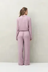 Pantalón de pijama blanco de viscosa liviana, de calce relajado y caída fluida. Cuenta con cintura con lazo regulable y diseño de pierna recta.