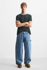 Zapato tipo náutico de cuero color marrón, con cordones, ojales metálicos laterales y suela de goma con volumen y relieve dentado.