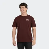 Remera de manga corta color blanco, con cuello redondo y logo de la marca estampado en pequeño en el pecho.
