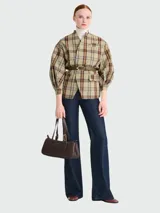 Bolso de mano tipo shoulder bag de la marca Longchamp, confeccionado en cuero liso color marrón oscuro. Presenta una estructura rectangular, doble asa de hombro con hebillas metálicas y cierre superior.