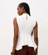 Blusa azul marino sin mangas de la marca Cortelle, con cuello alto, recortes estructurales y dobladillo estilo peplum asimétrico.