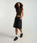 Blusa básica de mujer marca Blue Steel, confeccionada en tejido rib de algodón con elastano. Presenta un diseño ajustado al cuerpo, cuello redondo y mangas cortas.