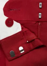 Short de tiro alto color rojo, de diseño recto y estilo sastrero, con trabillas, cierre delantero y bolsillos laterales.