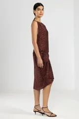 Pareo marrón con estampado animal print de leopardo y cebra.