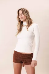 Short deportivo verde oliva de tiro alto, con cintura elástica y logo estampado en la parte trasera.