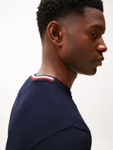 Remera de corte regular confeccionada en piqué de algodón elástico, con cuello redondo y logo de la marca bordado en el pecho.