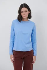 Remera de manga larga en color celeste, con costuras a la vista en tono contrastante en cuello, puños y ruedo. Presenta un corte recto y cuello redondo.