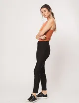 Pantalón chupín color beige de gabardina elastizada con tajitos frontales en el ruedo, pierna recta justa y bolsillos laterales.