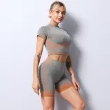 Short deportivo de tiro alto, confeccionado en tejido seamless con diseño de textura degradada en tonos gris y naranja.