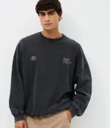Buzo de cuello redondo y manga larga, con calce oversized y acabado lavado. Presenta estampado frontal con diseño gráfico y texto 'Silence Everything'. Confeccionado en frisa de algodón y poliéster.