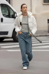 Anorak acolchado de corte corto, resistente al agua y al viento. Cuenta con cuello subido, capucha ajustable con cordones, cierre frontal con cremallera y bolsillos laterales con forro polar. El bajo es ajustable mediante cordones elásticos.