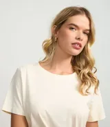 Remera básica de manga corta y cuello redondo, confeccionada en algodón suave. Presenta un diseño liso y corte clásico.