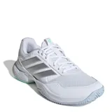 Championes Adidas GameCourt 3 All Court para mujer, color blanco con las icónicas tres tiras plateadas en los laterales. Diseñados con mediasuela LIGHTMOTION para amortiguación liviana, suela Adiwear resistente y capellada textil con malla transpirable.