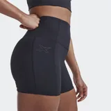 Short de compresión de tiro alto, confeccionado en tejido suave con acabado mate, diseñado para brindar soporte y cobertura durante el entrenamiento.