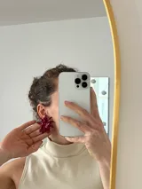 Par de aros grandes con forma de flor color rojo, hechos a mano en porcelana.