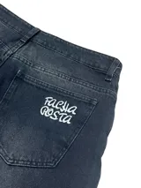 Bermuda de jean negro, corte ancho y largo a la rodilla.