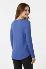 Remera de manga larga y cuello redondo, de corte clásico y ajuste entallado.